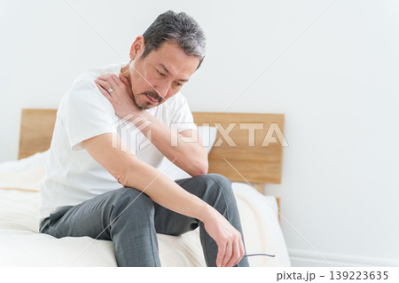 肩こりに悩む中高年の男性 139223635
