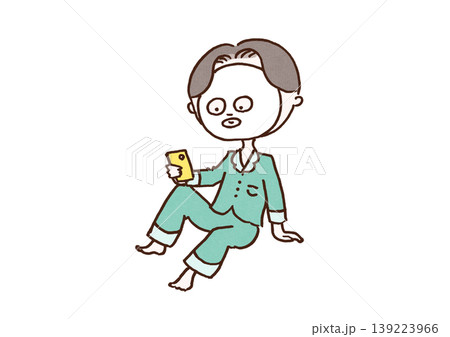 パジャマ姿でシートマスク（パック）をしてスマホを見る男性のイラスト（メンズ美容・リラックス） 139223966