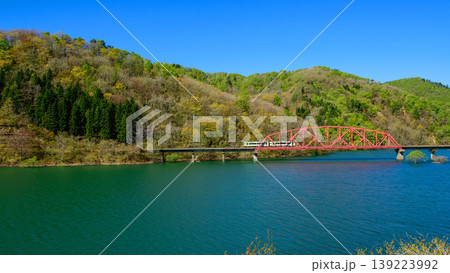新緑美しい錦秋湖を渡り疾走する北上線　岩手県 139223992