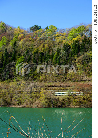 新緑美しい錦秋湖畔を疾走する 北上線列車 岩手県 新緑美しい錦秋湖畔を疾走する 北上線列車 岩手県 139224112