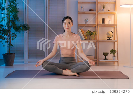 瞑想する女性 瞑想する女性 139224270