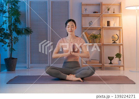 瞑想する女性 瞑想する女性 139224271