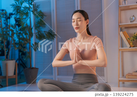 瞑想する女性 瞑想する女性 139224275