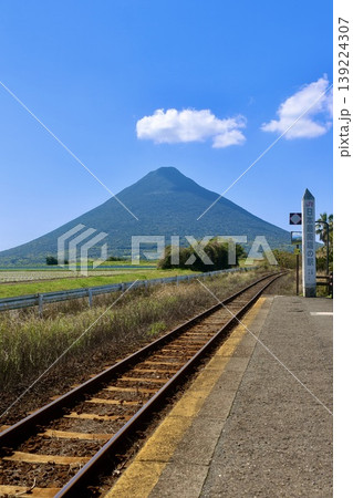 西大山駅・ホームと開聞岳（鹿児島県・指宿市） 139224307
