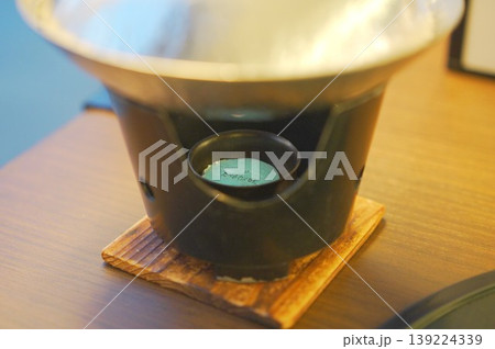 1人鍋にセットされた固形燃料 139224339