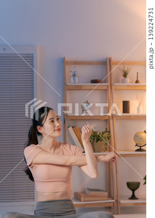 部屋でヨガをする女性 部屋でヨガをする女性 139224731