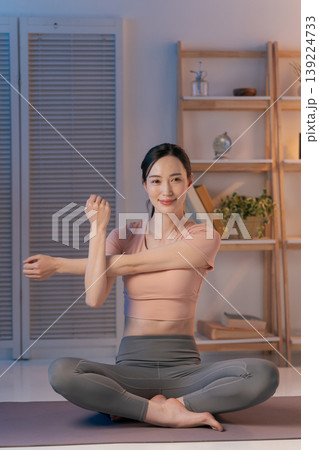 部屋でヨガをする女性 部屋でヨガをする女性 139224733