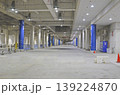 無人の屋内通路と駐車場入口の静寂。カラーハーフトーン。 139224870
