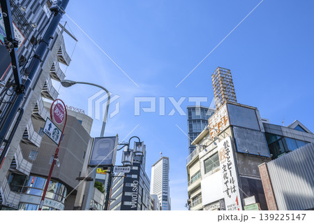 東京都渋谷区の都市風景 代々木駅前 東京都渋谷区の都市風景 代々木駅前 139225147