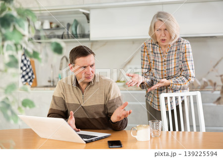 Wife swears at husband who constantly plays games on laptop in room 139225594