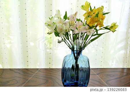 アルストロメリア　花瓶の花 139226083