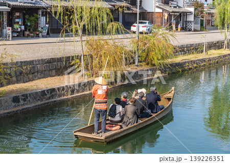 倉敷美観地区の川舟流し 倉敷美観地区の川舟流し 139226351