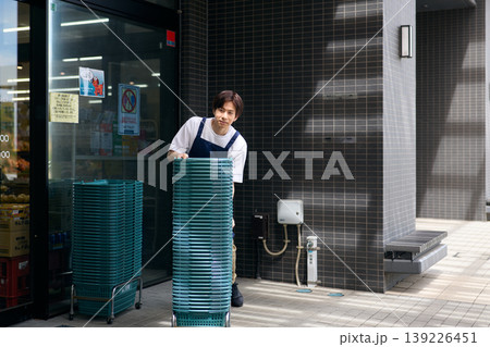 買い物かごを整理する店員 139226451