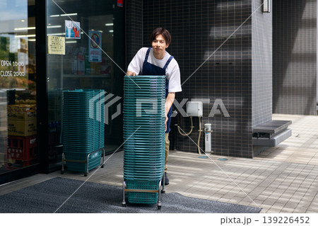 買い物かごを整理する店員 買い物かごを整理する店員 139226452