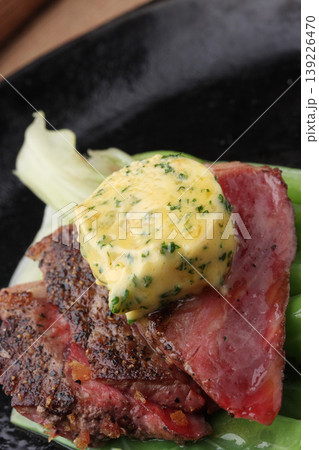 ハーブバターを乗せた肉料理 139226470