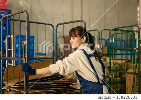 バックヤードでダンボールを片付ける女性 139226633