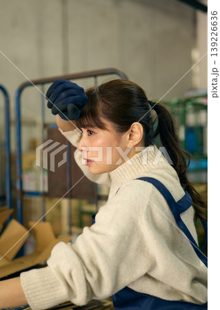 バックヤードでダンボールを片付ける女性 バックヤードでダンボールを片付ける女性 139226636