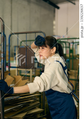 バックヤードでダンボールを片付ける女性 バックヤードでダンボールを片付ける女性 139226637