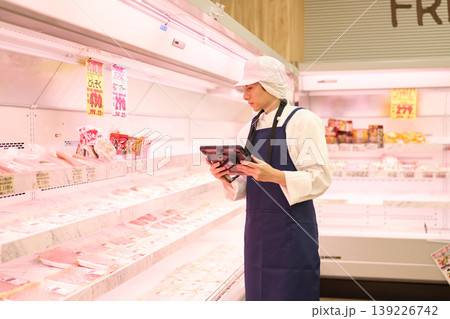 スーパーマーケットで商品管理をする店員 スーパーマーケットで商品管理をする店員 139226742