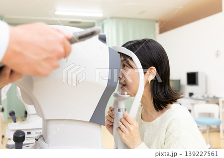 眼科で視力検査を受ける女性 139227561