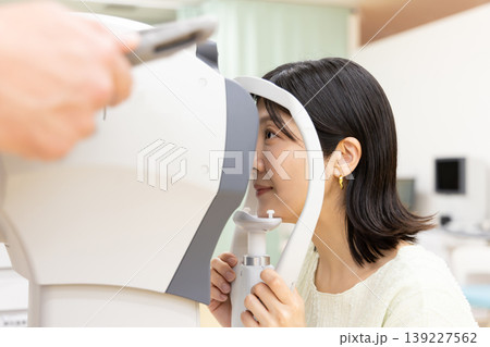 眼科で視力検査を受ける女性 139227562
