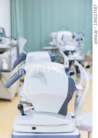 眼科クリニックの視力検査機器(オートレフラクトメーター)クローズアップ 眼科クリニックの視力検査機器(オートレフラクトメーター)クローズアップ 139227587