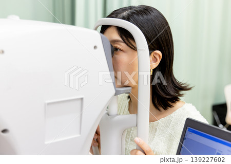 眼科で精密検査を受ける女性｜老眼・白内障のチェックと視力検査 139227602