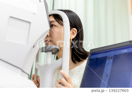 眼科で精密検査を受ける女性｜老眼・白内障のチェックと視力検査 139227603
