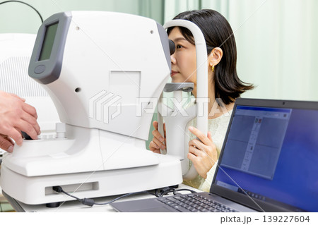 眼科で視力検査を受ける女性｜老眼・白内障検査の医療シーン 139227604