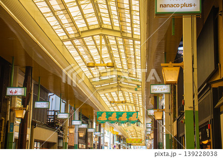 【京都風景】新京極商店街と寺町京極商店街のアーケード 139228038