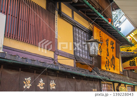 【京都風景】新京極商店街と寺町京極商店街のアーケード 【京都風景】新京極商店街と寺町京極商店街のアーケード 139228043