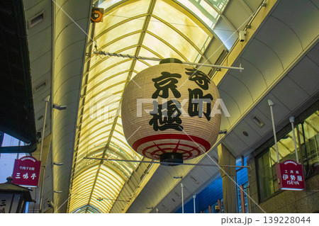 【京都風景】新京極商店街と寺町京極商店街のアーケード 139228044