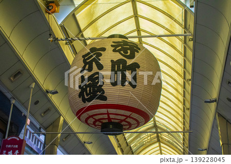 【京都風景】新京極商店街と寺町京極商店街のアーケード 139228045