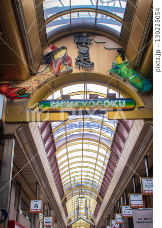 【京都風景】新京極商店街と寺町京極商店街のアーケード 139228054
