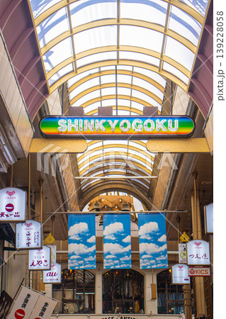 【京都風景】新京極商店街と寺町京極商店街のアーケード 139228058