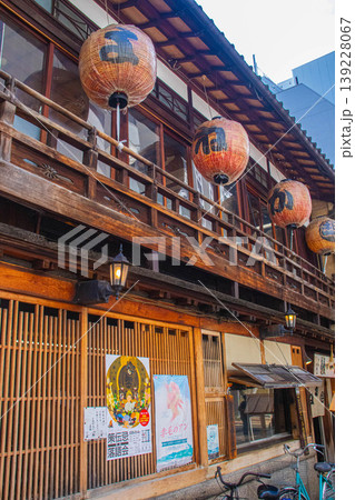 【京都風景】新京極商店街と寺町京極商店街のアーケード 139228067