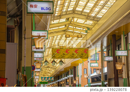 【京都風景】新京極商店街と寺町京極商店街のアーケード 139228078
