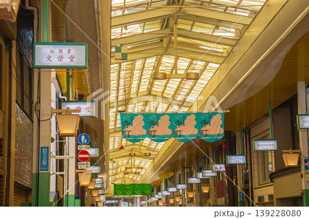 【京都風景】新京極商店街と寺町京極商店街のアーケード 【京都風景】新京極商店街と寺町京極商店街のアーケード 139228080