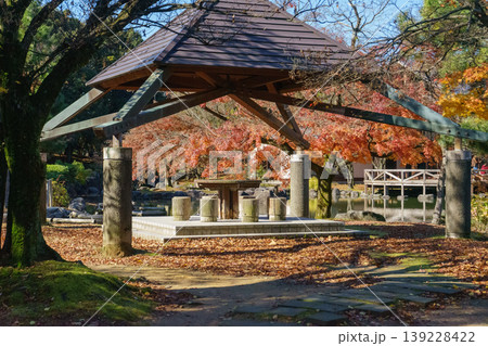 秋の公園と休憩所 139228422