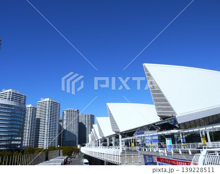 青空が広がるパシフィコ横浜 139228511