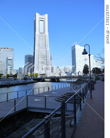 晴天のランドマークタワー 139228700