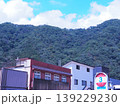 駅前のバス停と街並み 139229230