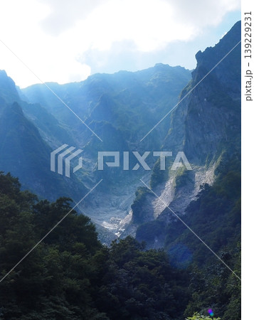 山に降り注ぐ日差し 山に降り注ぐ日差し 139229231