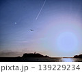 江ノ島と飛行機雲 139229234
