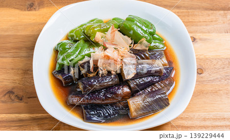 ナスとピーマンの焼き浸し 和風だしに浸した夏野菜のおかず 木目背景 ナスとピーマンの焼き浸し 和風だしに浸した夏野菜のおかず 木目背景 139229444