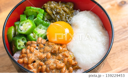 ネバネバ丼 納豆とオクラととろろとめかぶと卵黄のご飯 木目背景 ネバネバ丼 納豆とオクラととろろとめかぶと卵黄のご飯 木目背景 139229453