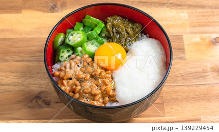 ネバネバ丼 納豆とオクラととろろとめかぶと卵黄のご飯 木目背景 ネバネバ丼 納豆とオクラととろろとめかぶと卵黄のご飯 木目背景 139229454