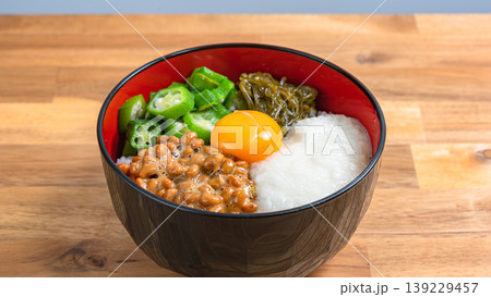 ネバネバ丼 納豆とオクラととろろとめかぶと卵黄のご飯 木目背景 139229457