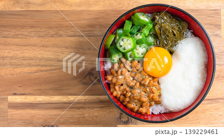 ネバネバ丼 納豆とオクラととろろとめかぶと卵黄のご飯 木目背景 ネバネバ丼 納豆とオクラととろろとめかぶと卵黄のご飯 木目背景 139229461