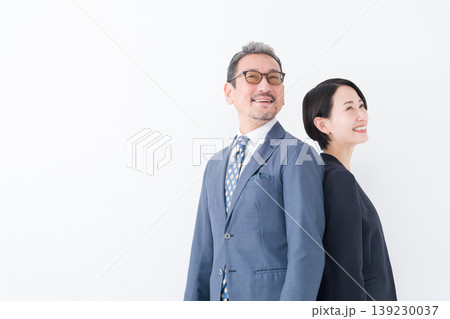 スーツのビジネスマンたち 139230037